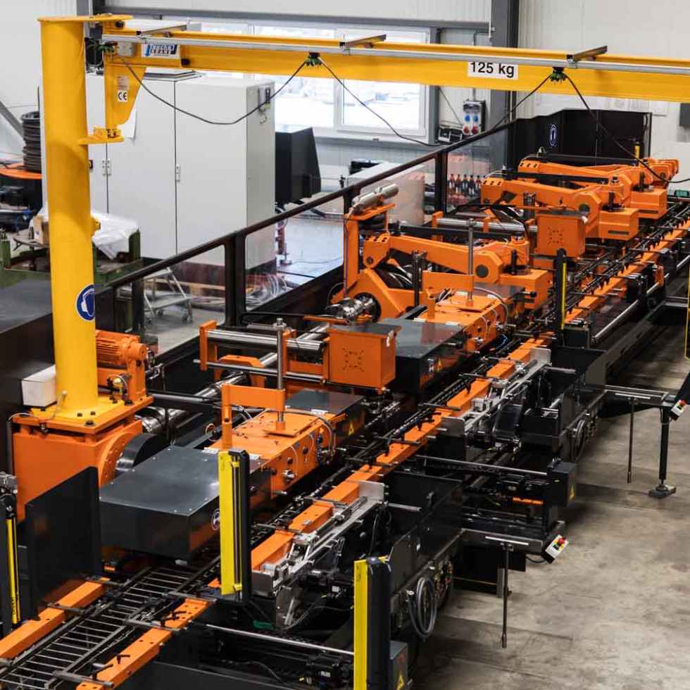 Leistungsstarke Maschinenlösungen für industrielle Fertigungsprozesse für Schrauben, Speichen, Rohrumformung. AMBA Produkte. AMBA Maschinen fertigen Produkte in einem kontinuierlichen Prozess her.