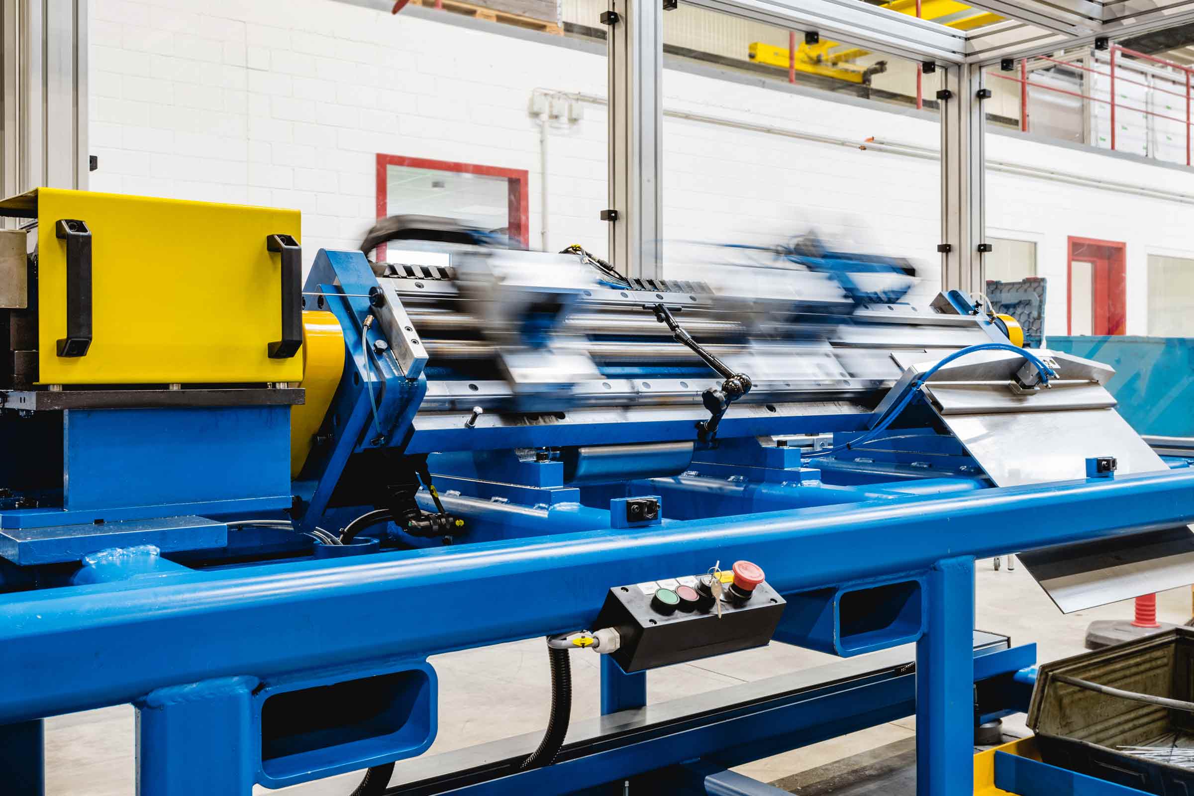 Reducing machines for spokes ten times faster then before. Servo-controlled slides move the blanks through the machine. Spoke-reducing machines for single- and double-thick spokes