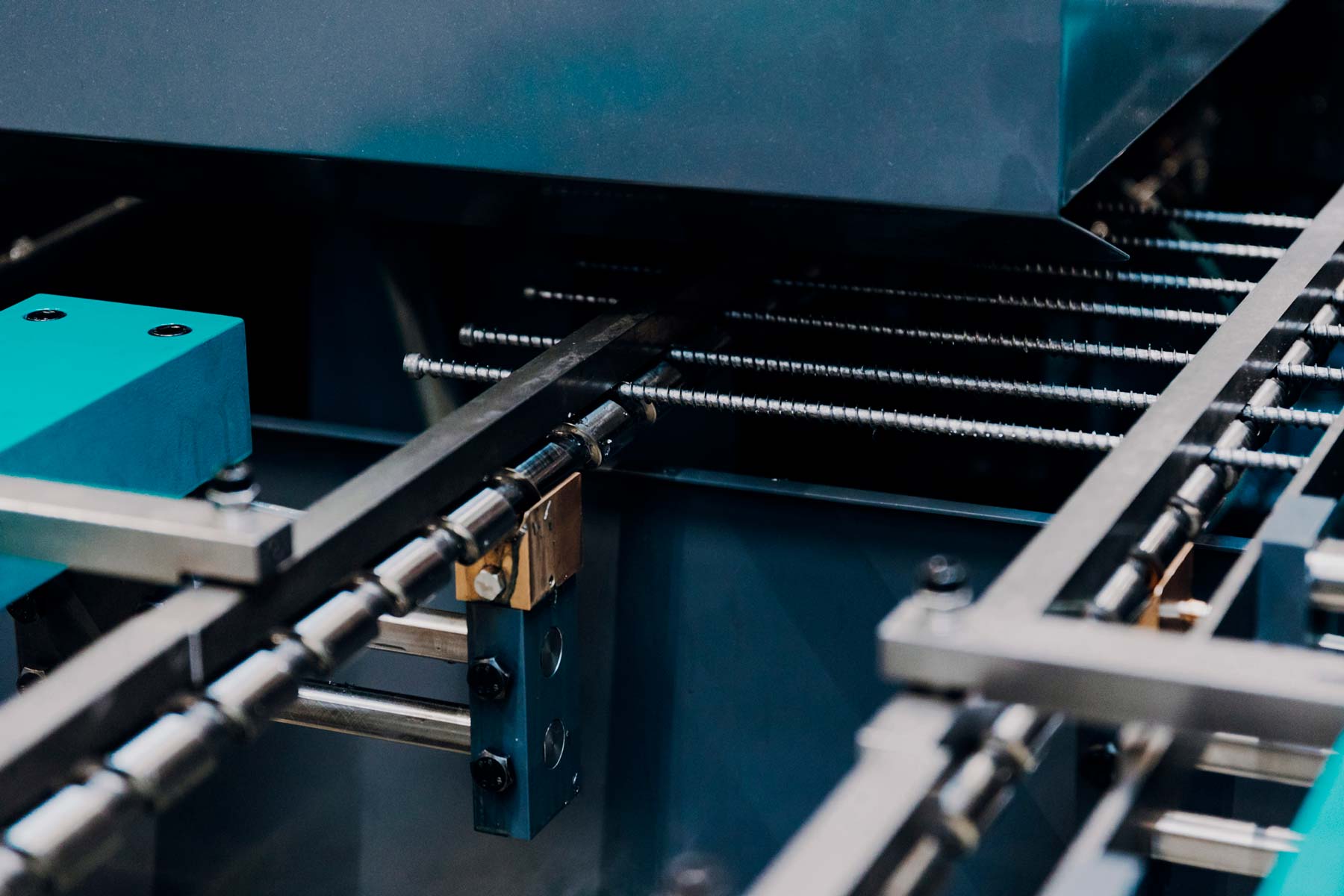 80 full-thread screws of up to 420 mm length produced on a single screw machine in one minute. Full-thread screws in a continuous cycle directly from the coil.